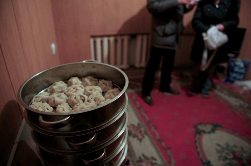 Рейд полиции Алматы по притонам: история девушек, оказавшихся в мире проституции, и взгляд изнутри на теневую сторону города, проституция, Алматы, рейд полиции, общество, женщины, сексуальное рабство, УБОП, Казахстан, Карлыгаш Нуржан, Shanger.kz