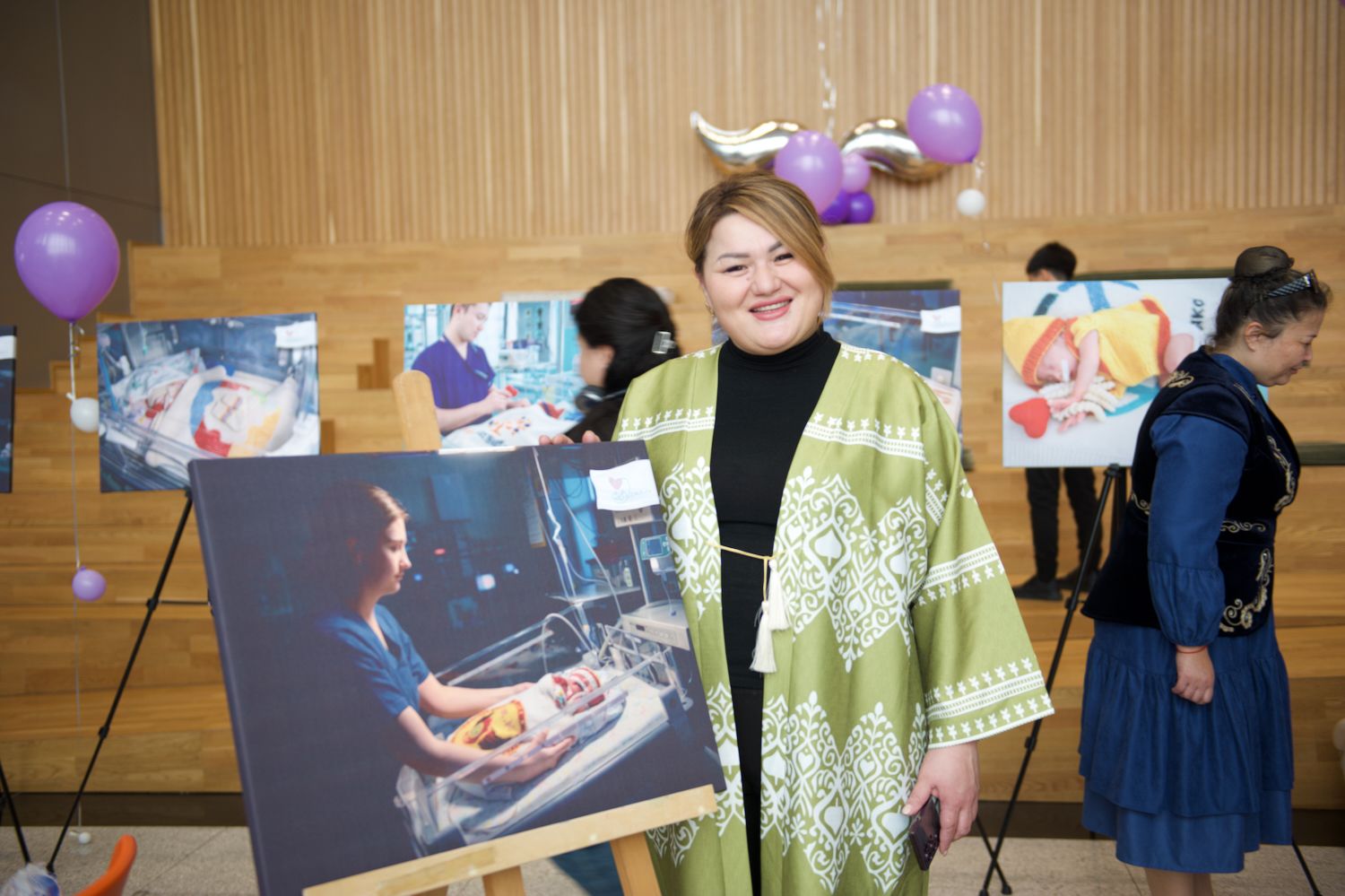 Қайырымдылық жобасының ашылуында Қазақстандағы Халықаралық волонтерлік жылын қолдауға арналған «Өмір жылуы» фотокөрмесінде Қосшы қаласындағы «28 ілмек» клубының қатысушылары мен қонақтары. «28 ілмек» клубы, Қосшы, Өмір жылуы, фотокөрме, волонтерлік, шала туған балалар, қайырымдылық, Қазақстан, Shanger.kz