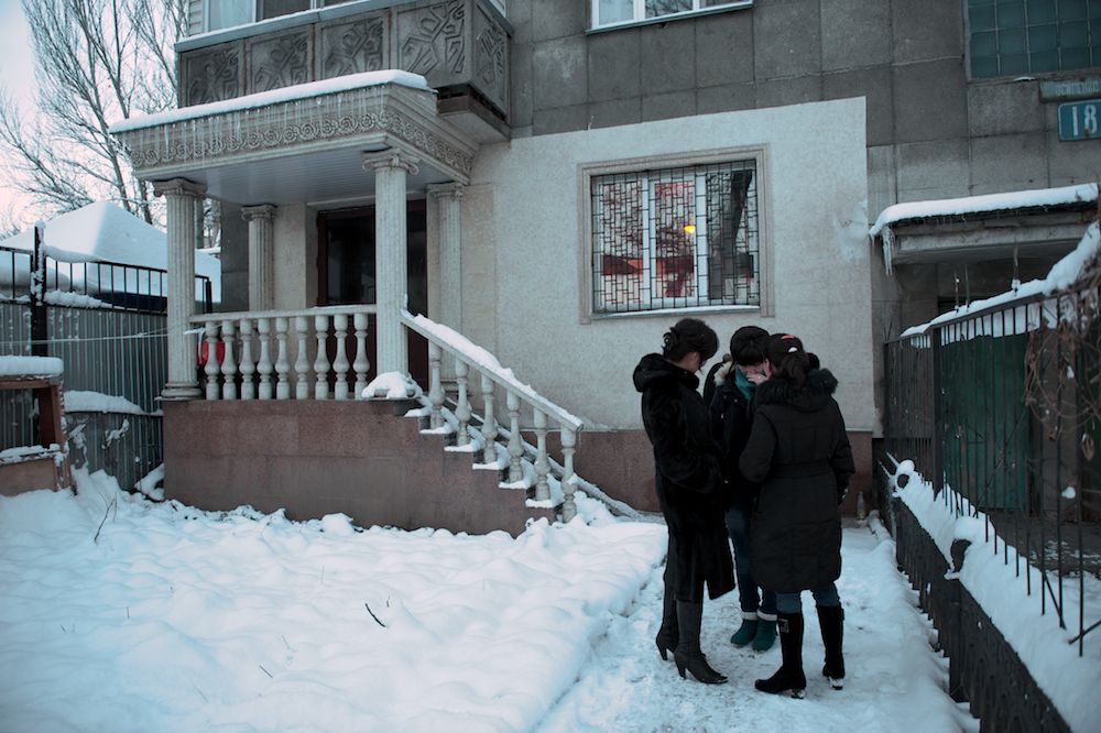 Рейд полиции Алматы по притонам: история девушек, оказавшихся в мире проституции, и взгляд изнутри на теневую сторону города, проституция, Алматы, рейд полиции, общество, женщины, сексуальное рабство, УБОП, Казахстан, Карлыгаш Нуржан, Shanger.kz