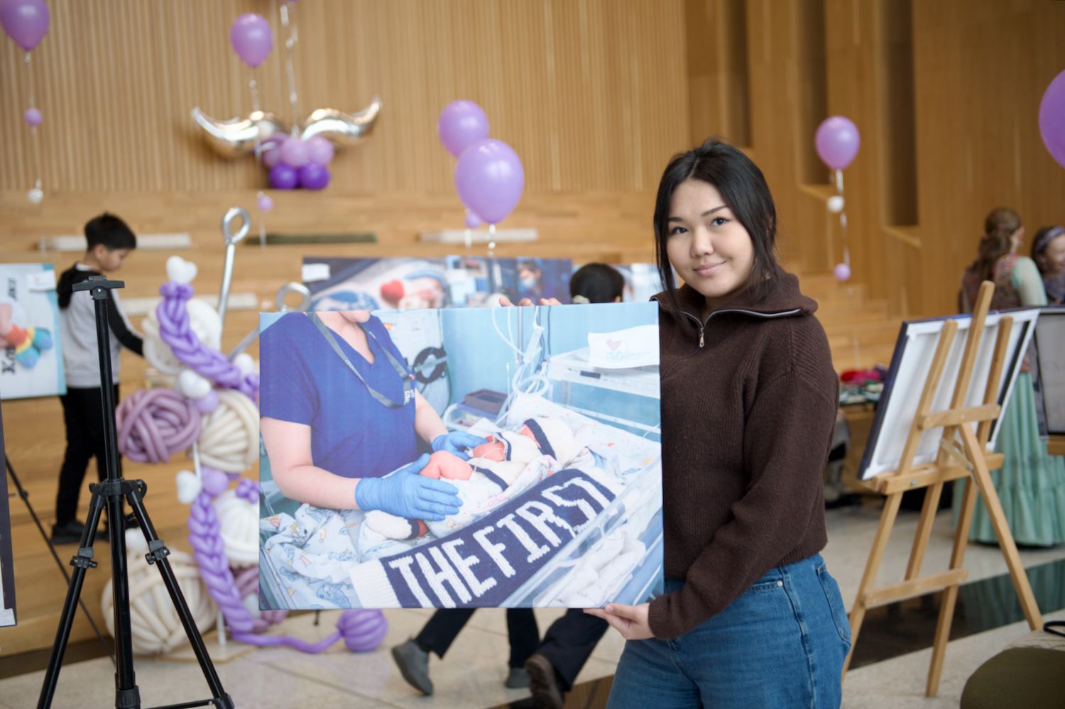 Қайырымдылық жобасының ашылуында Қазақстандағы Халықаралық волонтерлік жылын қолдауға арналған «Өмір жылуы» фотокөрмесінде Қосшы қаласындағы «28 ілмек» клубының қатысушылары мен қонақтары. «28 ілмек» клубы, Қосшы, Өмір жылуы, фотокөрме, волонтерлік, шала туған балалар, қайырымдылық, Қазақстан, Shanger.kz