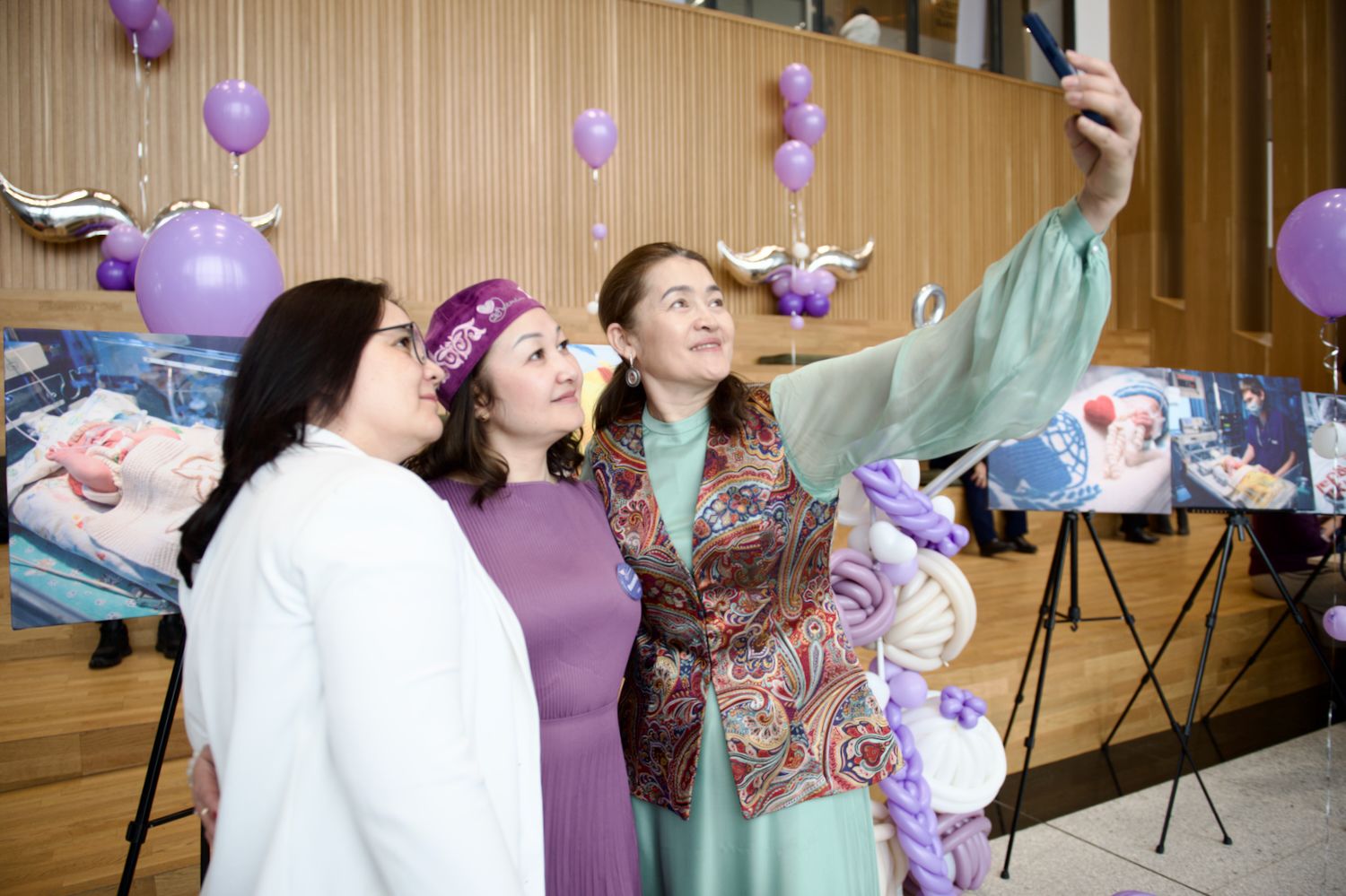 Қайырымдылық жобасының ашылуында Қазақстандағы Халықаралық волонтерлік жылын қолдауға арналған «Өмір жылуы» фотокөрмесінде Қосшы қаласындағы «28 ілмек» клубының қатысушылары мен қонақтары. «28 ілмек» клубы, Қосшы, Өмір жылуы, фотокөрме, волонтерлік, шала туған балалар, қайырымдылық, Қазақстан, Shanger.kz