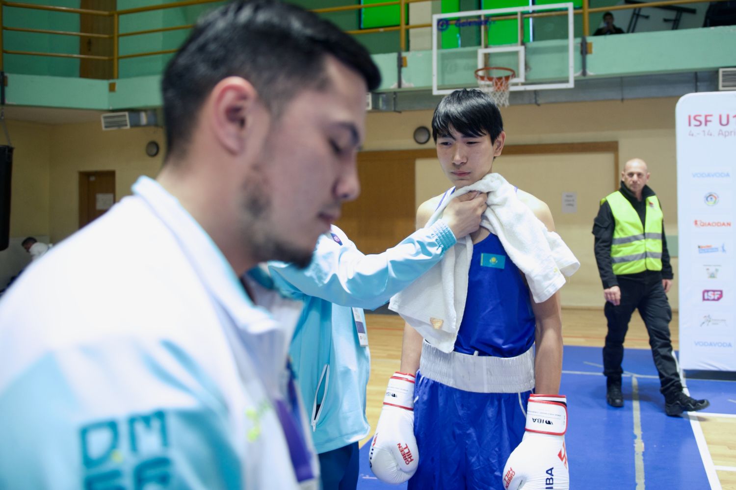 Участник проекта Auyl Sport из сельской местности Казахстана держит медаль и улыбается: путь от аула к чемпионству, Auyl Sport, фонд Halyk, сельские спортсмены, спорт в селе, Казахстан, агросело и спорт, проекты поддержки молодёжи, Тимур Кулибаев