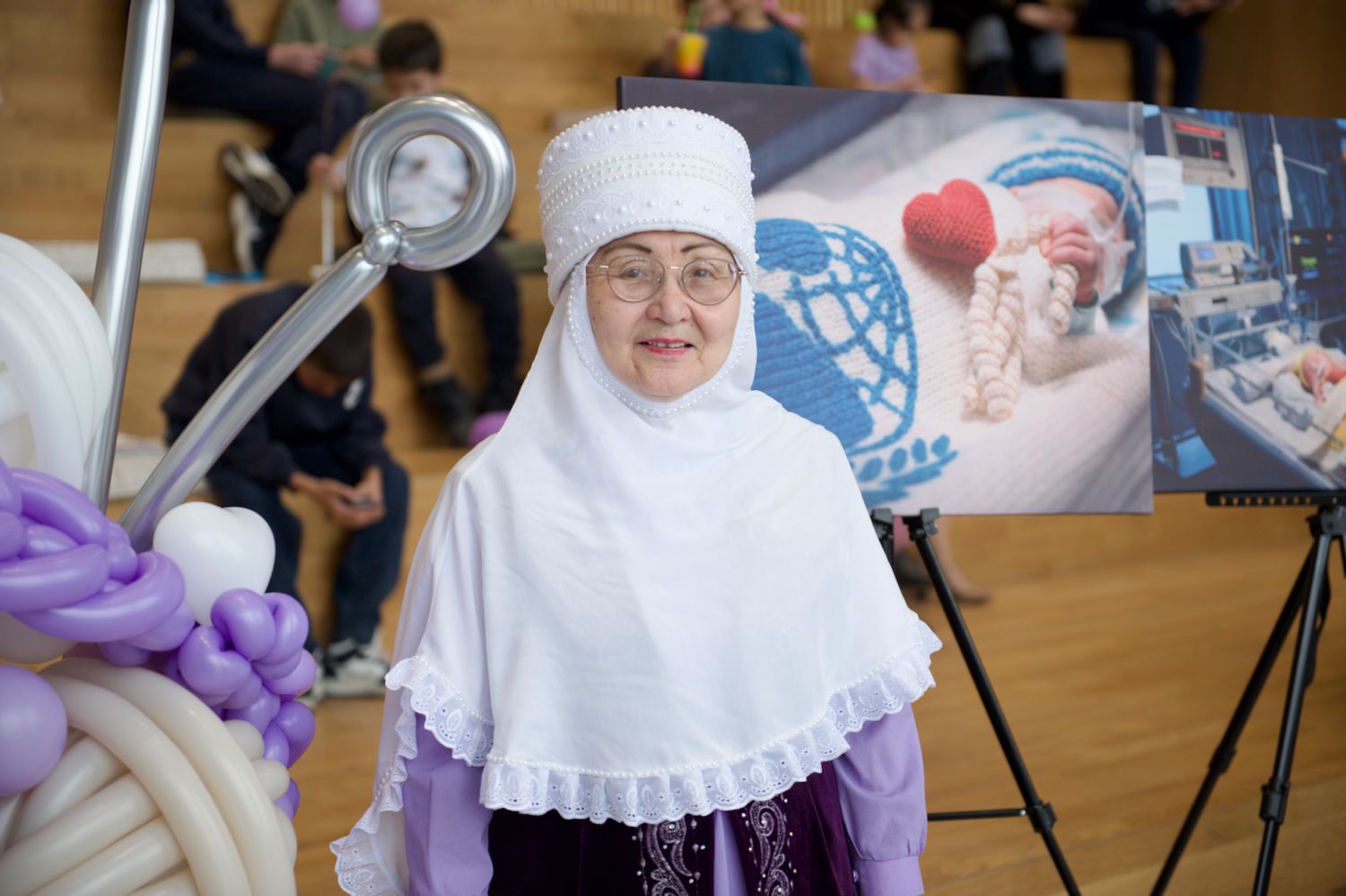 Қайырымдылық жобасының ашылуында Қазақстандағы Халықаралық волонтерлік жылын қолдауға арналған «Өмір жылуы» фотокөрмесінде Қосшы қаласындағы «28 ілмек» клубының қатысушылары мен қонақтары. «28 ілмек» клубы, Қосшы, Өмір жылуы, фотокөрме, волонтерлік, шала туған балалар, қайырымдылық, Қазақстан, Shanger.kz