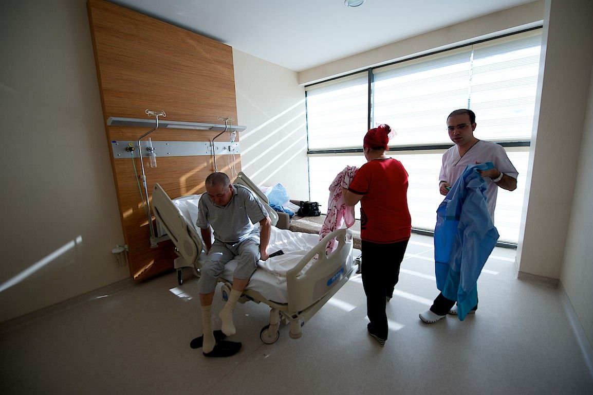 Операция на открытом сердце в клинике Almaty Sema Hospital: команда хирургов и пациент из Кыргызстана проходят сложный путь к восстановлению жизни, кардиохирургия Казахстана, Almaty Sema Hospital, операция на сердце, Казахстан, Жамалдин Болушов, Тансель Туркоглу, Феруз Бабашов, медицина, фоторепортаж, Карла Нур