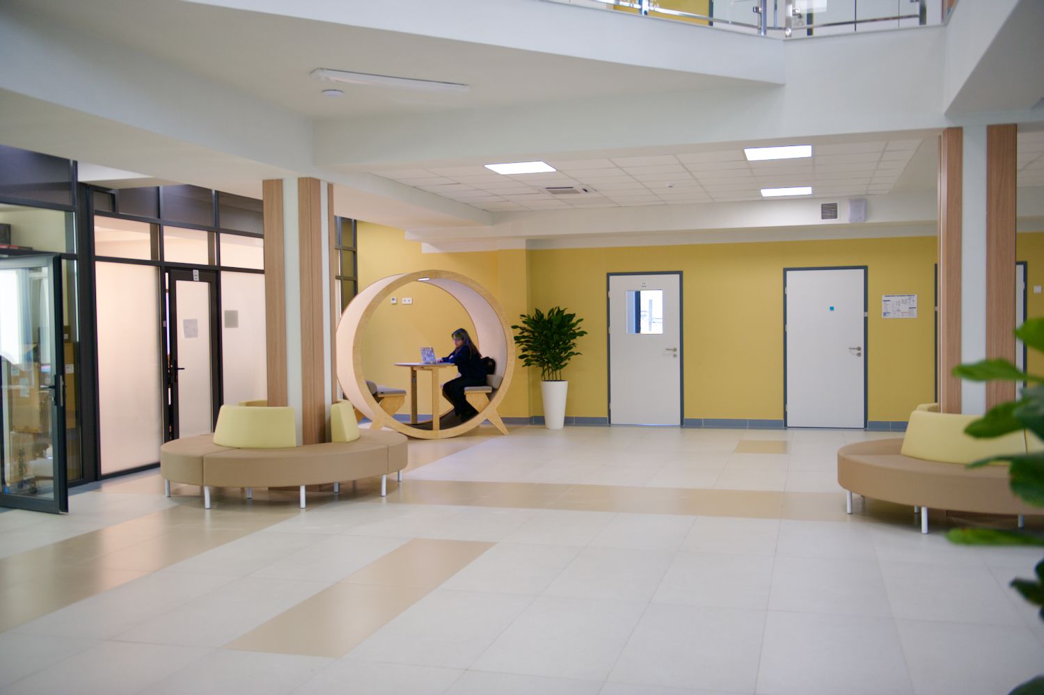 Новое здание международной школы Мирас, современное обучение по программе IB, лаборатории, ученики и атмосфера развития — фоторепортаж Shanger.kz