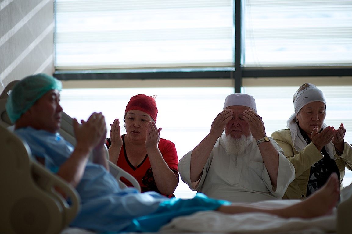 Операция на открытом сердце в клинике Almaty Sema Hospital: команда хирургов и пациент из Кыргызстана проходят сложный путь к восстановлению жизни, кардиохирургия Казахстана, Almaty Sema Hospital, операция на сердце, Казахстан, Жамалдин Болушов, Тансель Туркоглу, Феруз Бабашов, медицина, фоторепортаж, Карла Нур