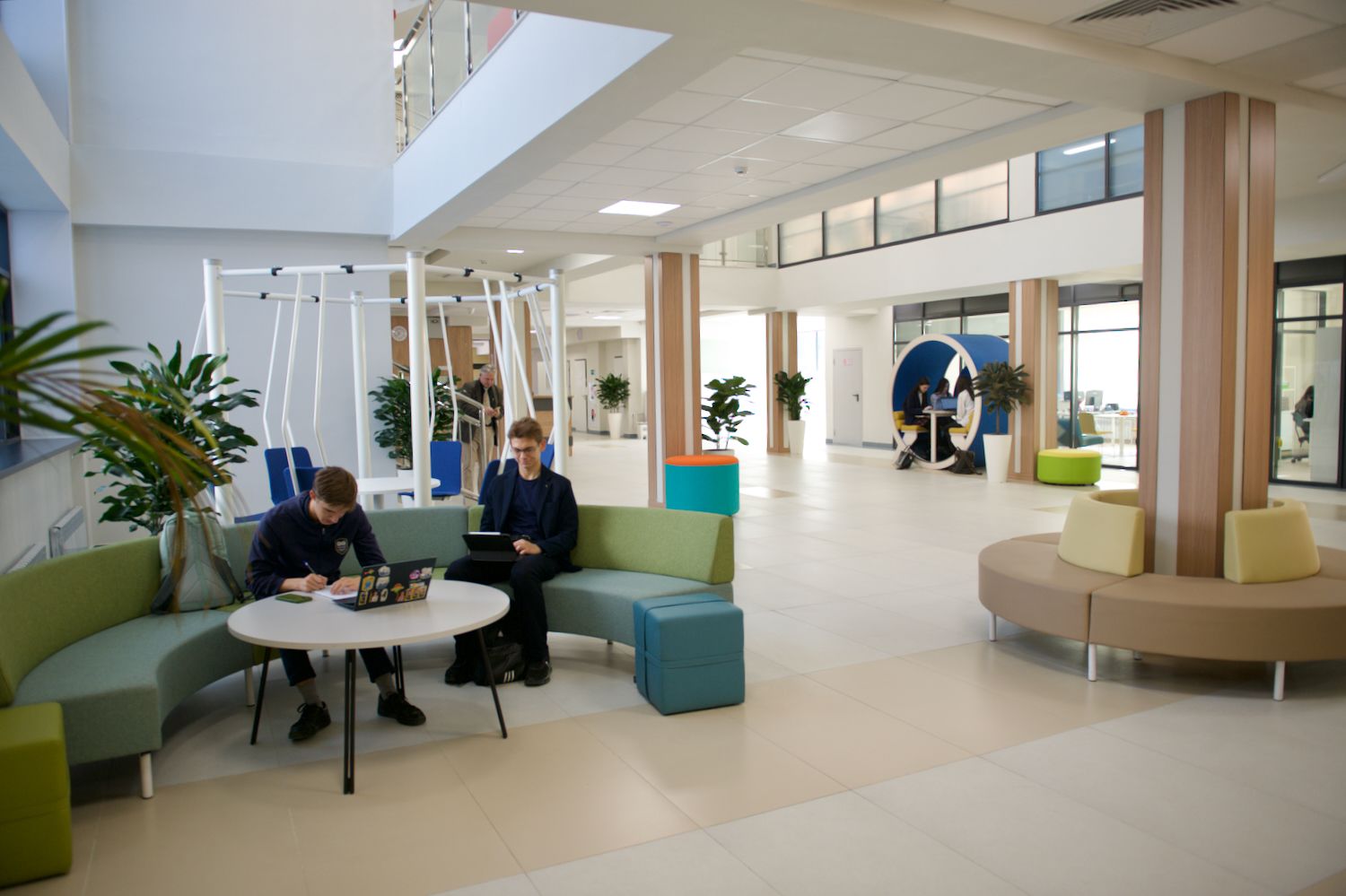 Новое здание международной школы Мирас, современное обучение по программе IB, лаборатории, ученики и атмосфера развития — фоторепортаж Shanger.kz