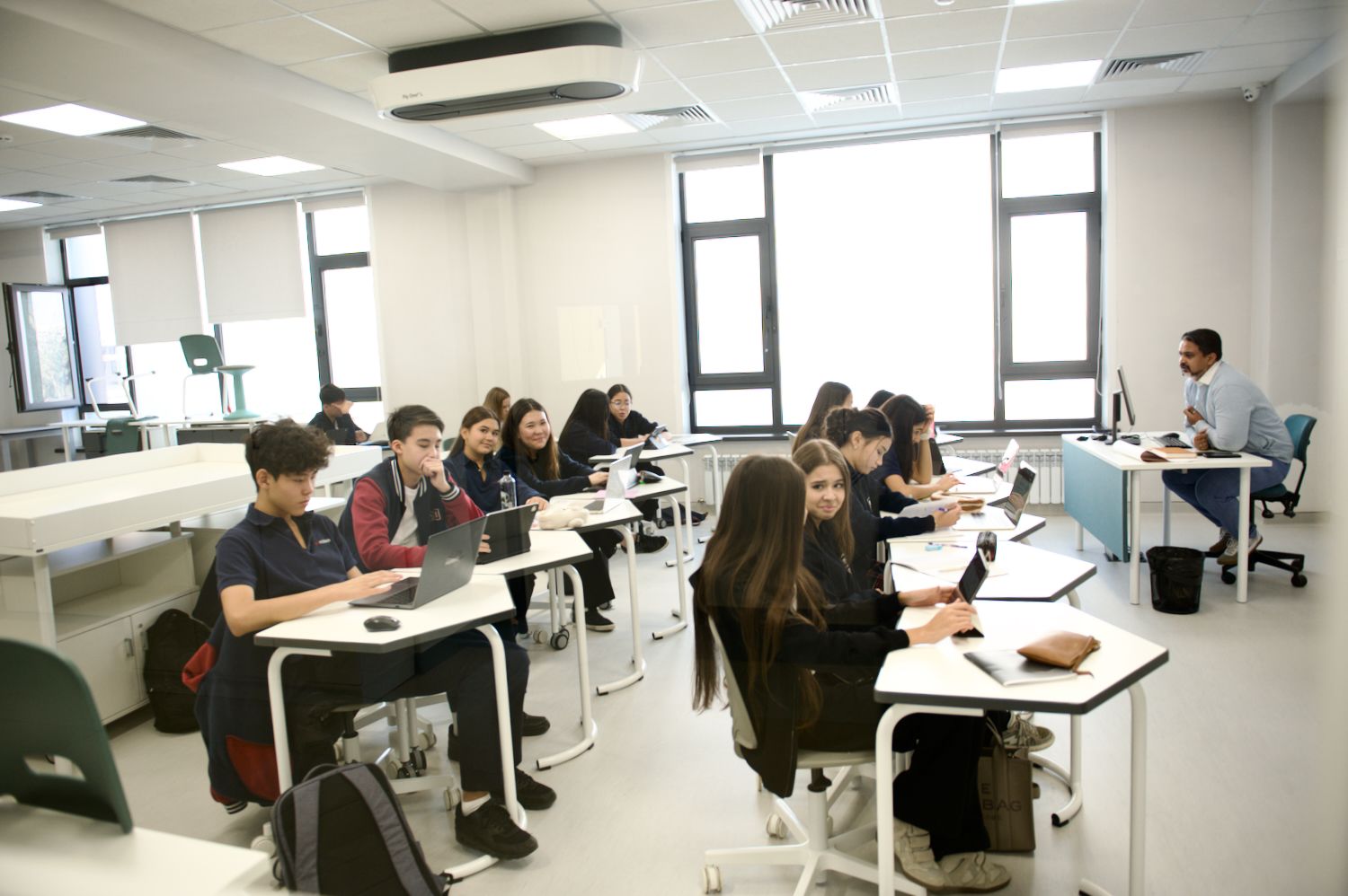 Новое здание международной школы Мирас, современное обучение по программе IB, лаборатории, ученики и атмосфера развития — фоторепортаж Shanger.kz