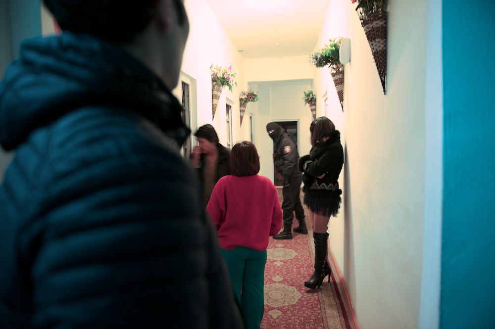 Рейд полиции Алматы по притонам: история девушек, оказавшихся в мире проституции, и взгляд изнутри на теневую сторону города, проституция, Алматы, рейд полиции, общество, женщины, сексуальное рабство, УБОП, Казахстан, Карлыгаш Нуржан, Shanger.kz