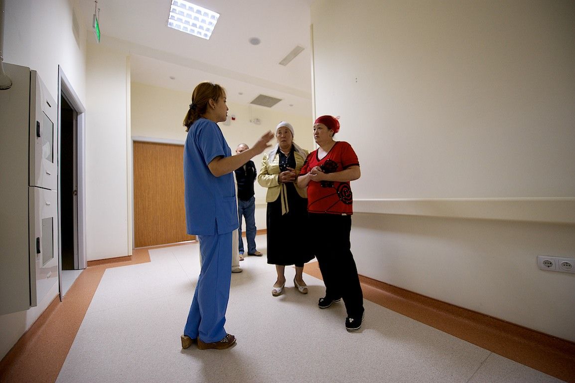 Операция на открытом сердце в клинике Almaty Sema Hospital: команда хирургов и пациент из Кыргызстана проходят сложный путь к восстановлению жизни, кардиохирургия Казахстана, Almaty Sema Hospital, операция на сердце, Казахстан, Жамалдин Болушов, Тансель Туркоглу, Феруз Бабашов, медицина, фоторепортаж, Карла Нур