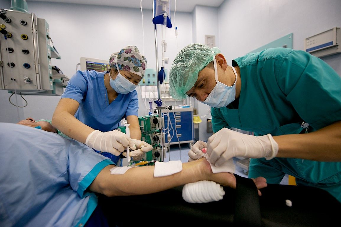 Операция на открытом сердце в клинике Almaty Sema Hospital: команда хирургов и пациент из Кыргызстана проходят сложный путь к восстановлению жизни, кардиохирургия Казахстана, Almaty Sema Hospital, операция на сердце, Казахстан, Жамалдин Болушов, Тансель Туркоглу, Феруз Бабашов, медицина, фоторепортаж, Карла Нур