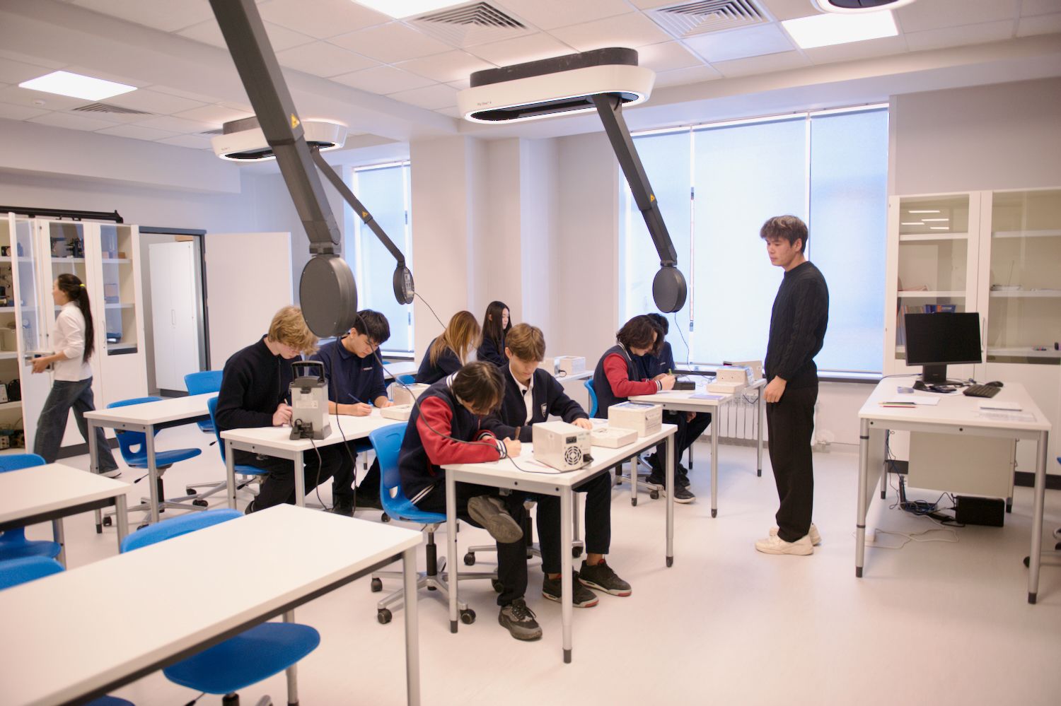 Новое здание международной школы Мирас, современное обучение по программе IB, лаборатории, ученики и атмосфера развития — фоторепортаж Shanger.kz