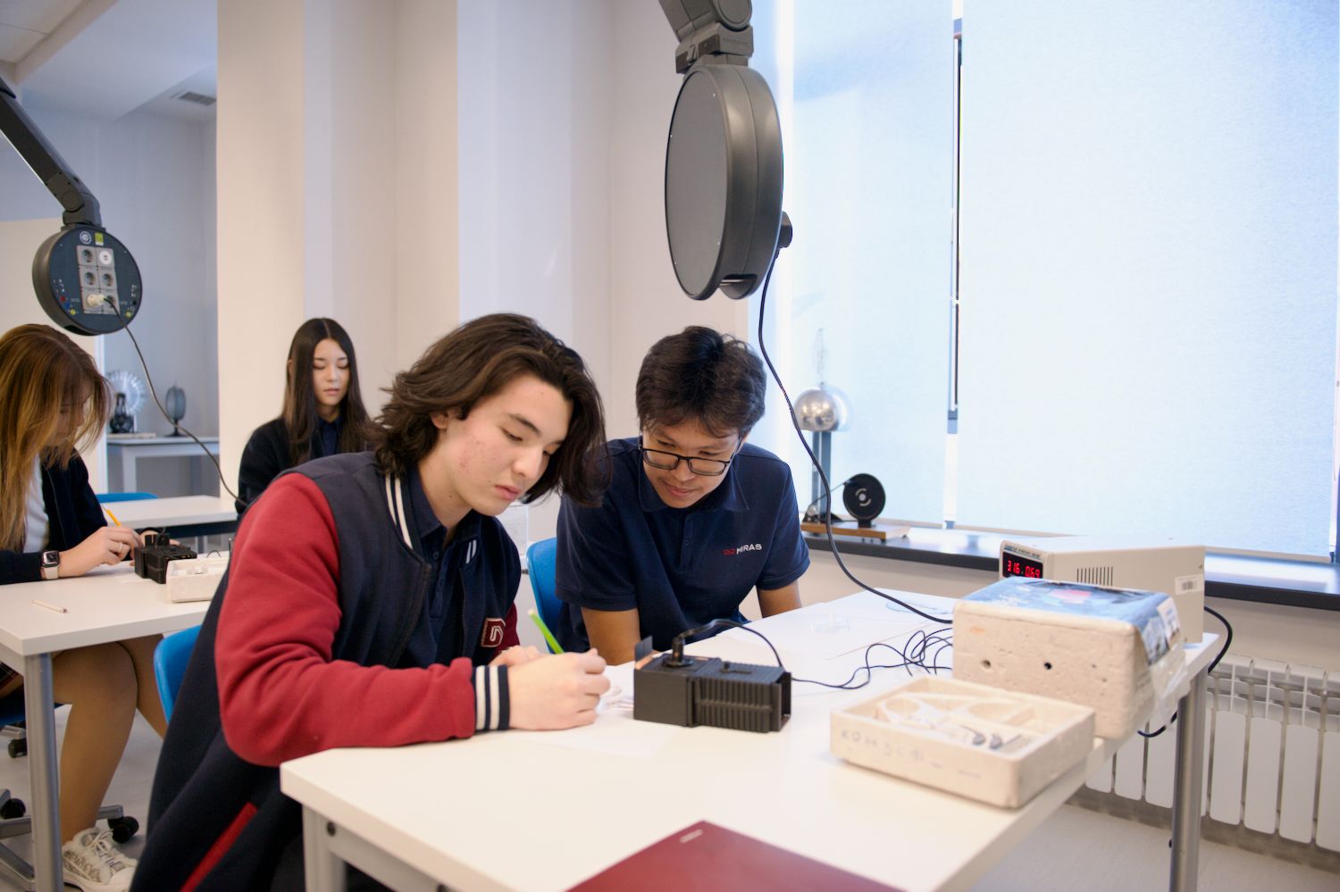 Новое здание международной школы Мирас, современное обучение по программе IB, лаборатории, ученики и атмосфера развития — фоторепортаж Shanger.kz