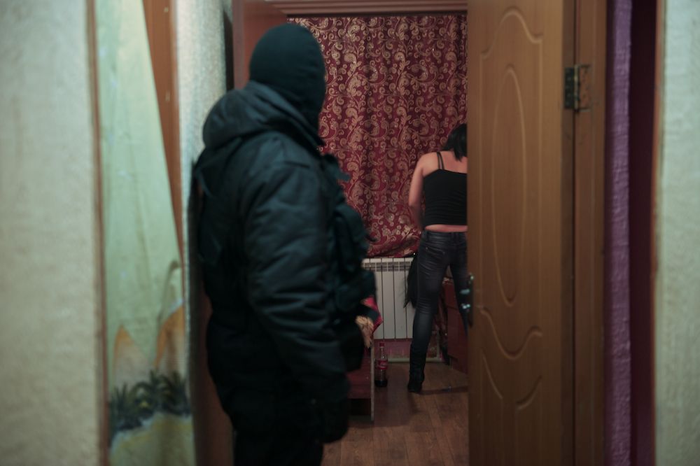 Рейд полиции Алматы по притонам: история девушек, оказавшихся в мире проституции, и взгляд изнутри на теневую сторону города, проституция, Алматы, рейд полиции, общество, женщины, сексуальное рабство, УБОП, Казахстан, Карлыгаш Нуржан, Shanger.kz