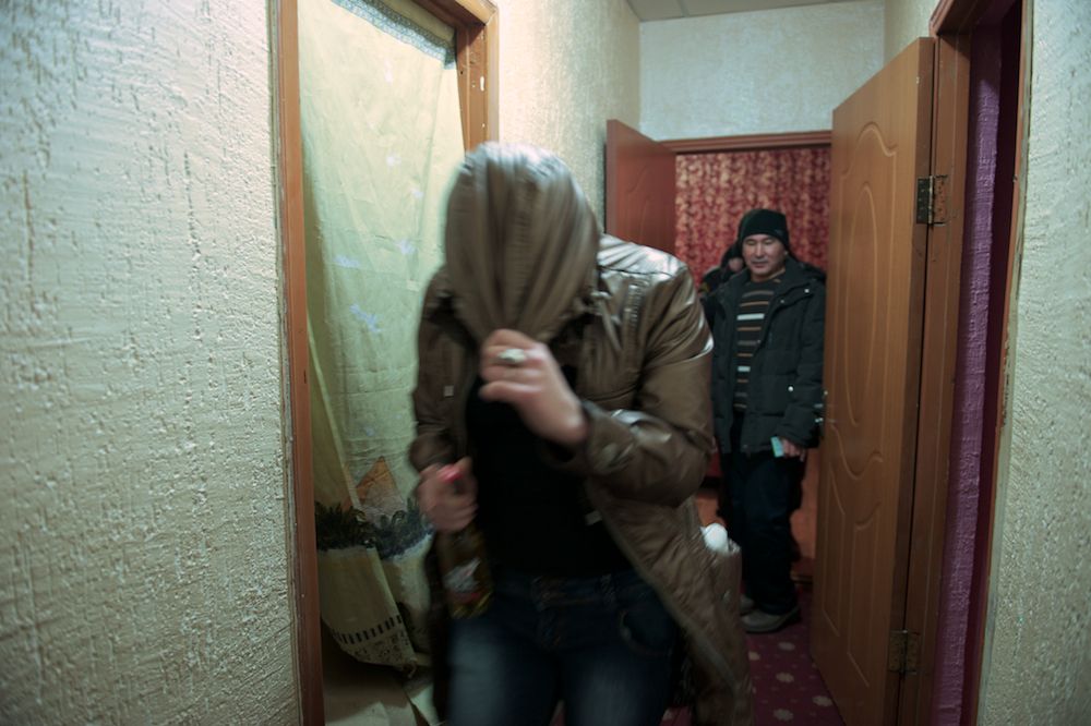 Рейд полиции Алматы по притонам: история девушек, оказавшихся в мире проституции, и взгляд изнутри на теневую сторону города, проституция, Алматы, рейд полиции, общество, женщины, сексуальное рабство, УБОП, Казахстан, Карлыгаш Нуржан, Shanger.kz