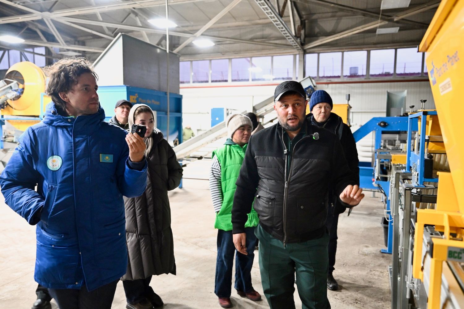 «Halyk Орманы» жобасы аясында Семей орманын қалпына келтіру жұмыстары, қарағай көшеттерін өсіру және баспасөз турына қатысушылар. Halyk Орманы, Halyk қоры, Семей орманы, Абай облысы, орманды қалпына келтіру, қарағай отырғызу, орман питомниктері, Тимур Құлыбаев, қайырымдылық, экология, Samruk-Kazyna Trust, еріктілер