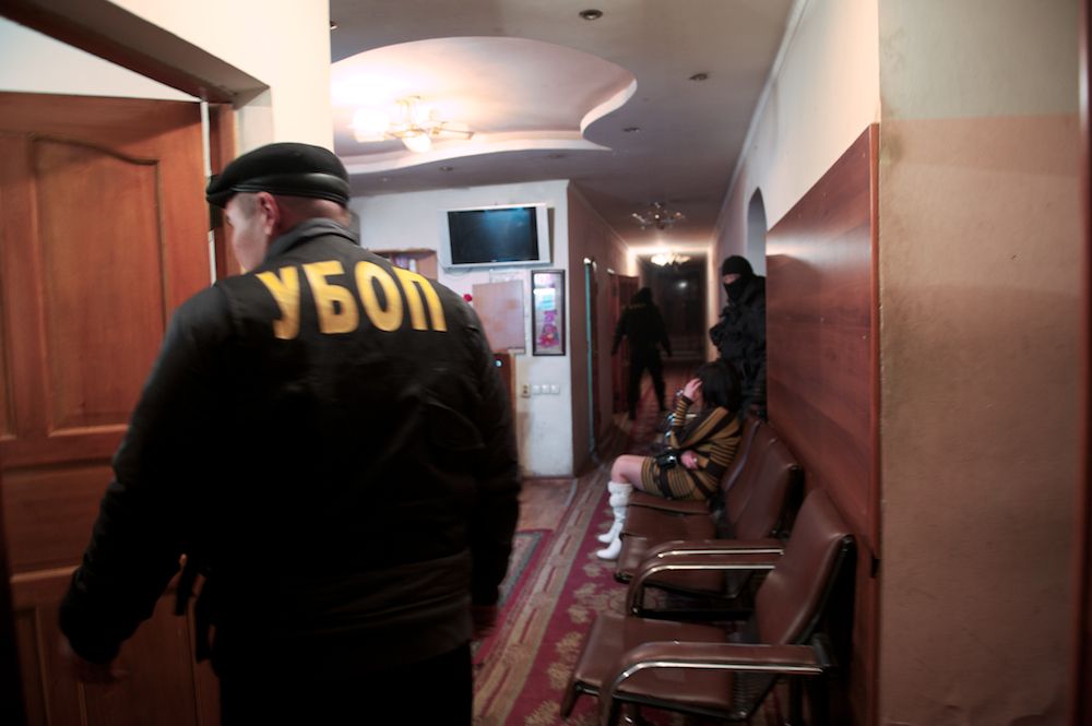 Рейд полиции Алматы по притонам: история девушек, оказавшихся в мире проституции, и взгляд изнутри на теневую сторону города, проституция, Алматы, рейд полиции, общество, женщины, сексуальное рабство, УБОП, Казахстан, Карлыгаш Нуржан, Shanger.kz