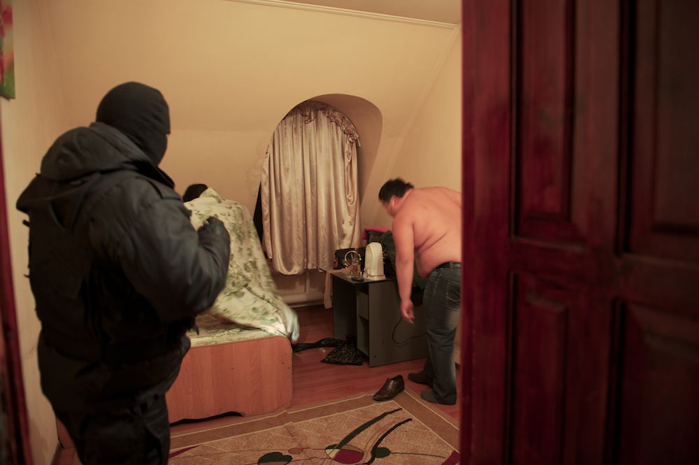 Рейд полиции Алматы по притонам: история девушек, оказавшихся в мире проституции, и взгляд изнутри на теневую сторону города, проституция, Алматы, рейд полиции, общество, женщины, сексуальное рабство, УБОП, Казахстан, Карлыгаш Нуржан, Shanger.kz