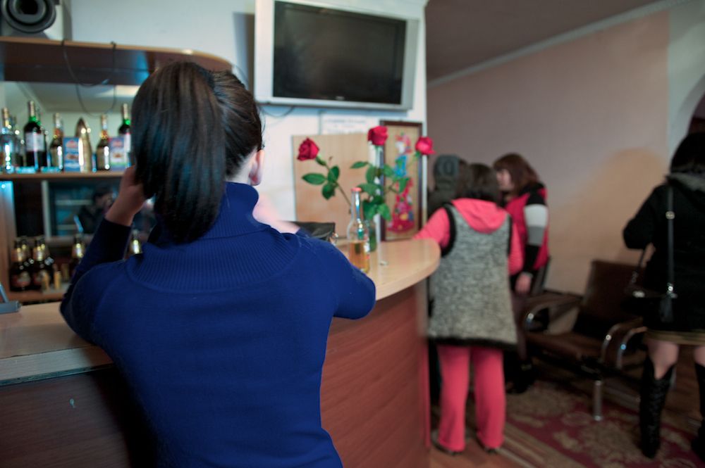 Рейд полиции Алматы по притонам: история девушек, оказавшихся в мире проституции, и взгляд изнутри на теневую сторону города, проституция, Алматы, рейд полиции, общество, женщины, сексуальное рабство, УБОП, Казахстан, Карлыгаш Нуржан, Shanger.kz