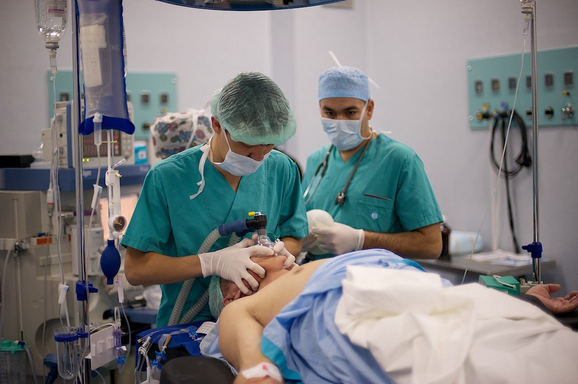 Операция на открытом сердце в клинике Almaty Sema Hospital: команда хирургов и пациент из Кыргызстана проходят сложный путь к восстановлению жизни, кардиохирургия Казахстана, Almaty Sema Hospital, операция на сердце, Казахстан, Жамалдин Болушов, Тансель Туркоглу, Феруз Бабашов, медицина, фоторепортаж, Карла Нур