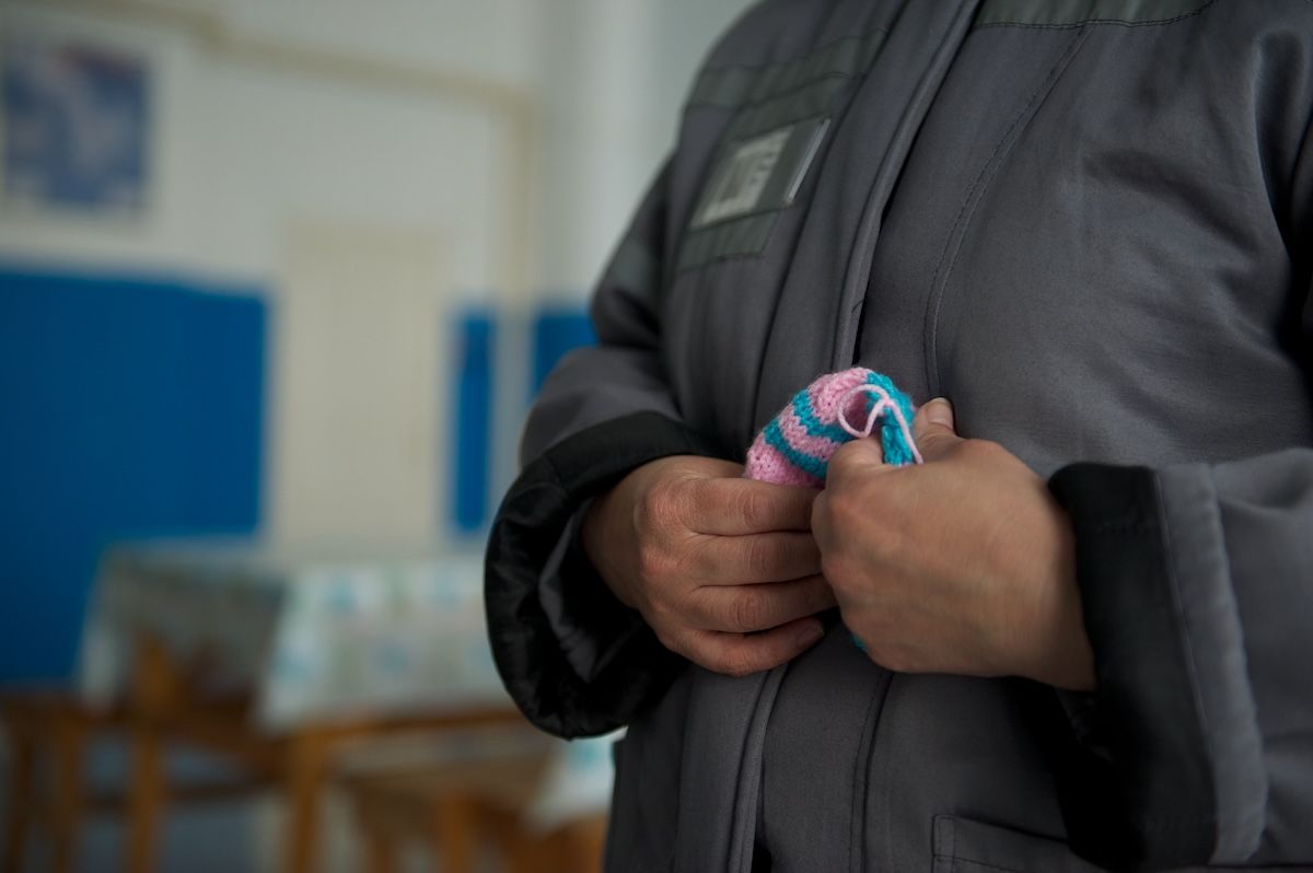 Осужденные женщины вяжут носочки и шапочки для недоношенных детей в колонии Атырау, участвуя в проекте «Клуб 28 Петель» и находя смысл в добрых делах, женская колония, тюремная реформа, PRI, Марат Бекетаев, Азамат Шамбилов, Клуб 28 Петель, Атырау, недоношенные дети, благотворительность, Карлыгаш Нуржан, Shanger.kz