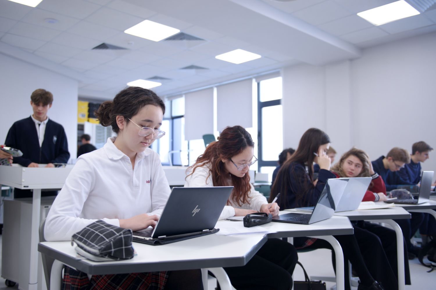 Новое здание международной школы Мирас, современное обучение по программе IB, лаборатории, ученики и атмосфера развития — фоторепортаж Shanger.kz