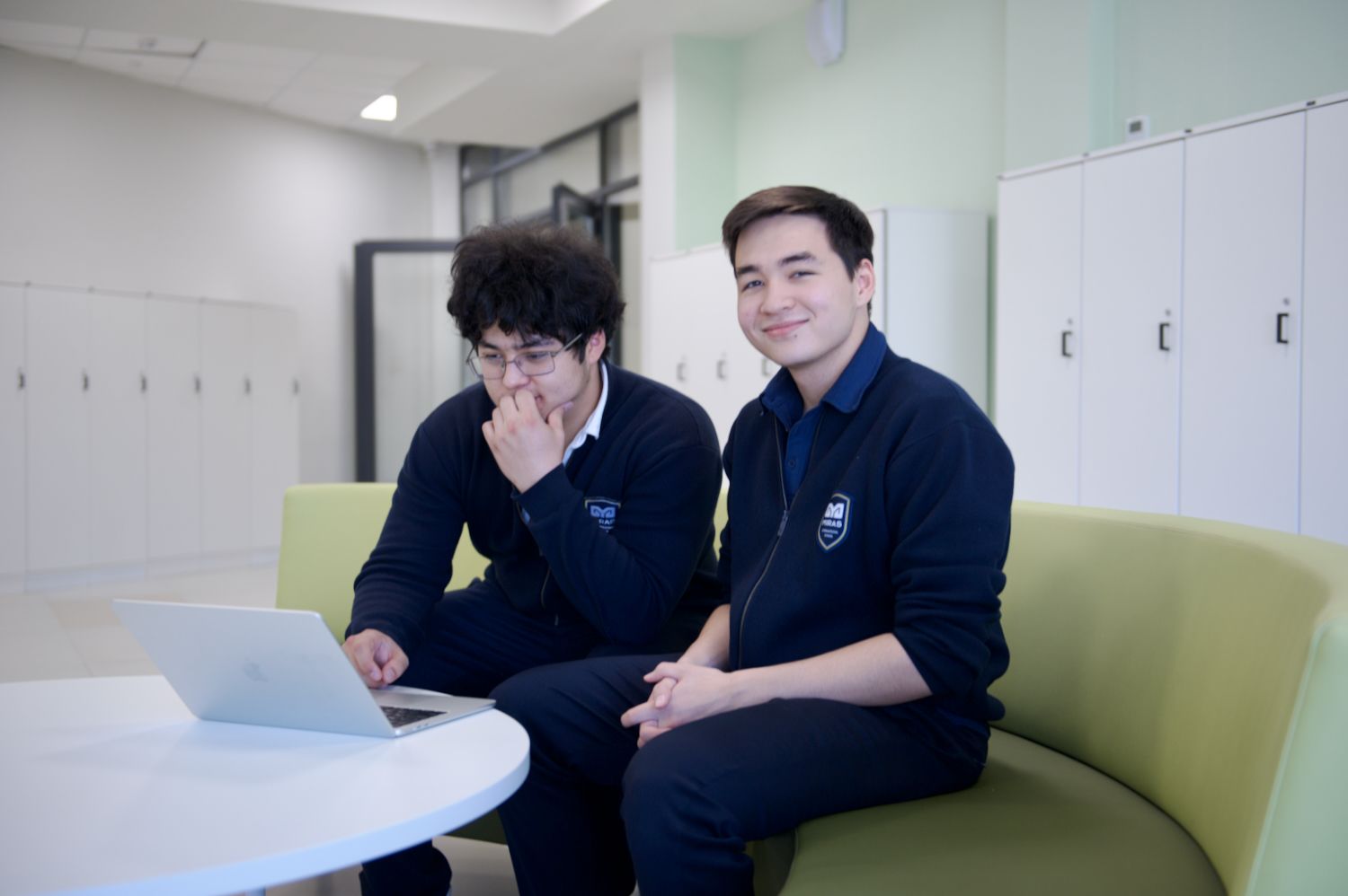 Новое здание международной школы Мирас, современное обучение по программе IB, лаборатории, ученики и атмосфера развития — фоторепортаж Shanger.kz