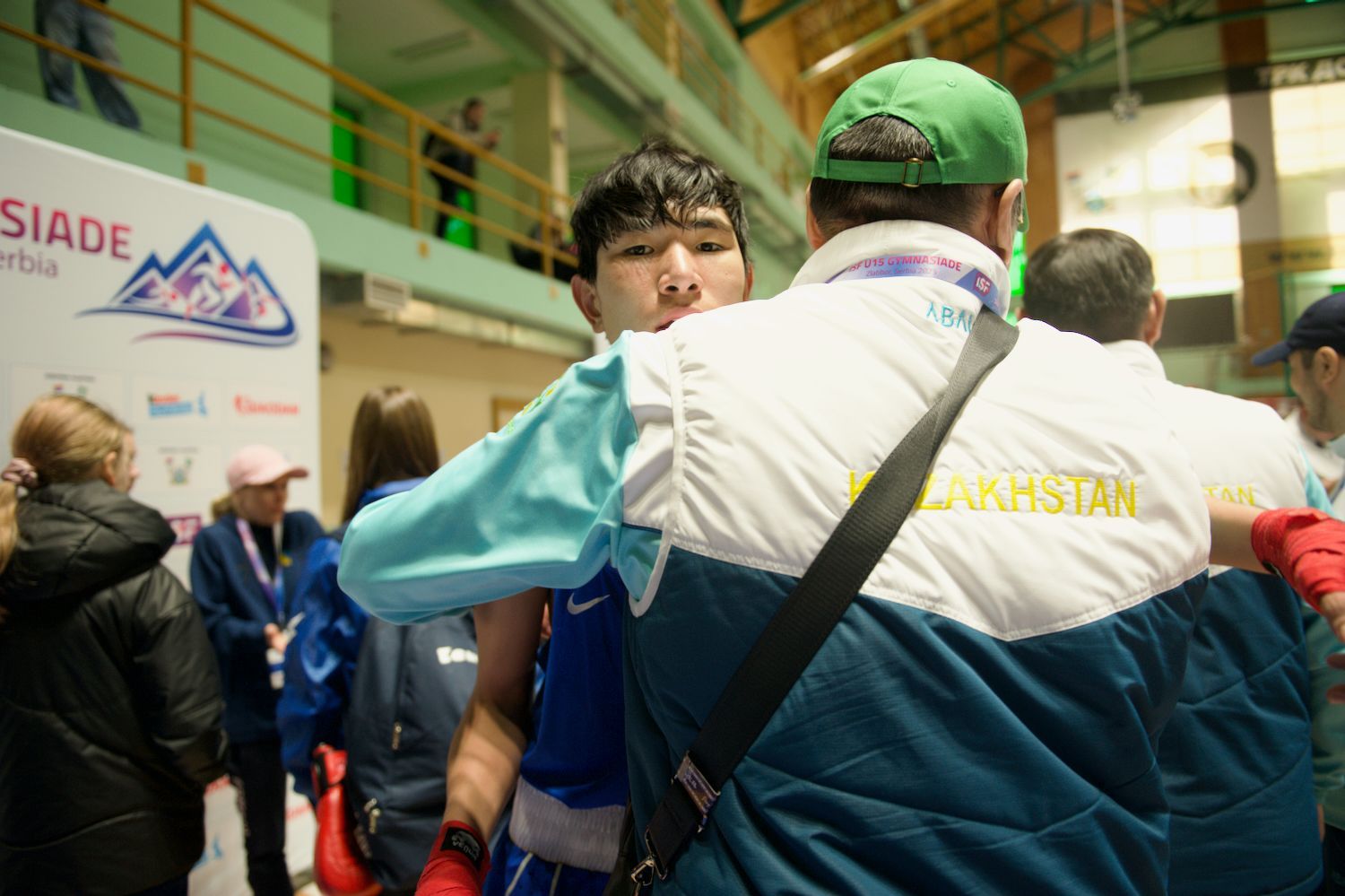 Участник проекта Auyl Sport из сельской местности Казахстана держит медаль и улыбается: путь от аула к чемпионству, Auyl Sport, фонд Halyk, сельские спортсмены, спорт в селе, Казахстан, агросело и спорт, проекты поддержки молодёжи, Тимур Кулибаев