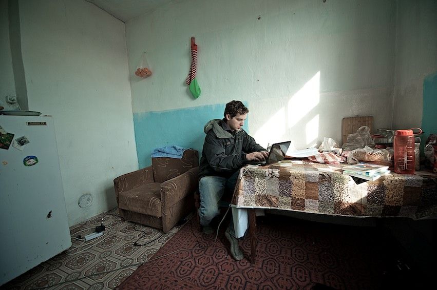 Американский волонтер Джонатан Рибел преподает английский язык в селе Шаульдер Южно-Казахстанской области, осваивает казахский язык и сельский быт, Джонатан Рибел, Корпус мира, село Шаульдер, английский язык, Казахстан, волонтер, сельская школа, Карлыгаш Нуржан, Shanger.kz