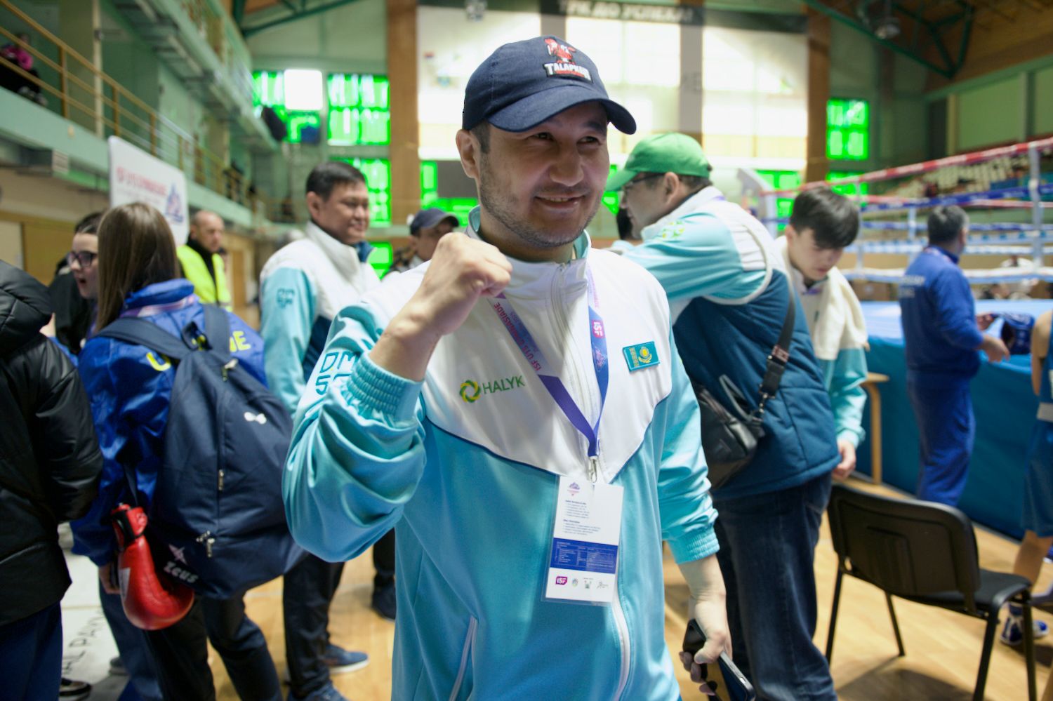 Участник проекта Auyl Sport из сельской местности Казахстана держит медаль и улыбается: путь от аула к чемпионству, Auyl Sport, фонд Halyk, сельские спортсмены, спорт в селе, Казахстан, агросело и спорт, проекты поддержки молодёжи, Тимур Кулибаев