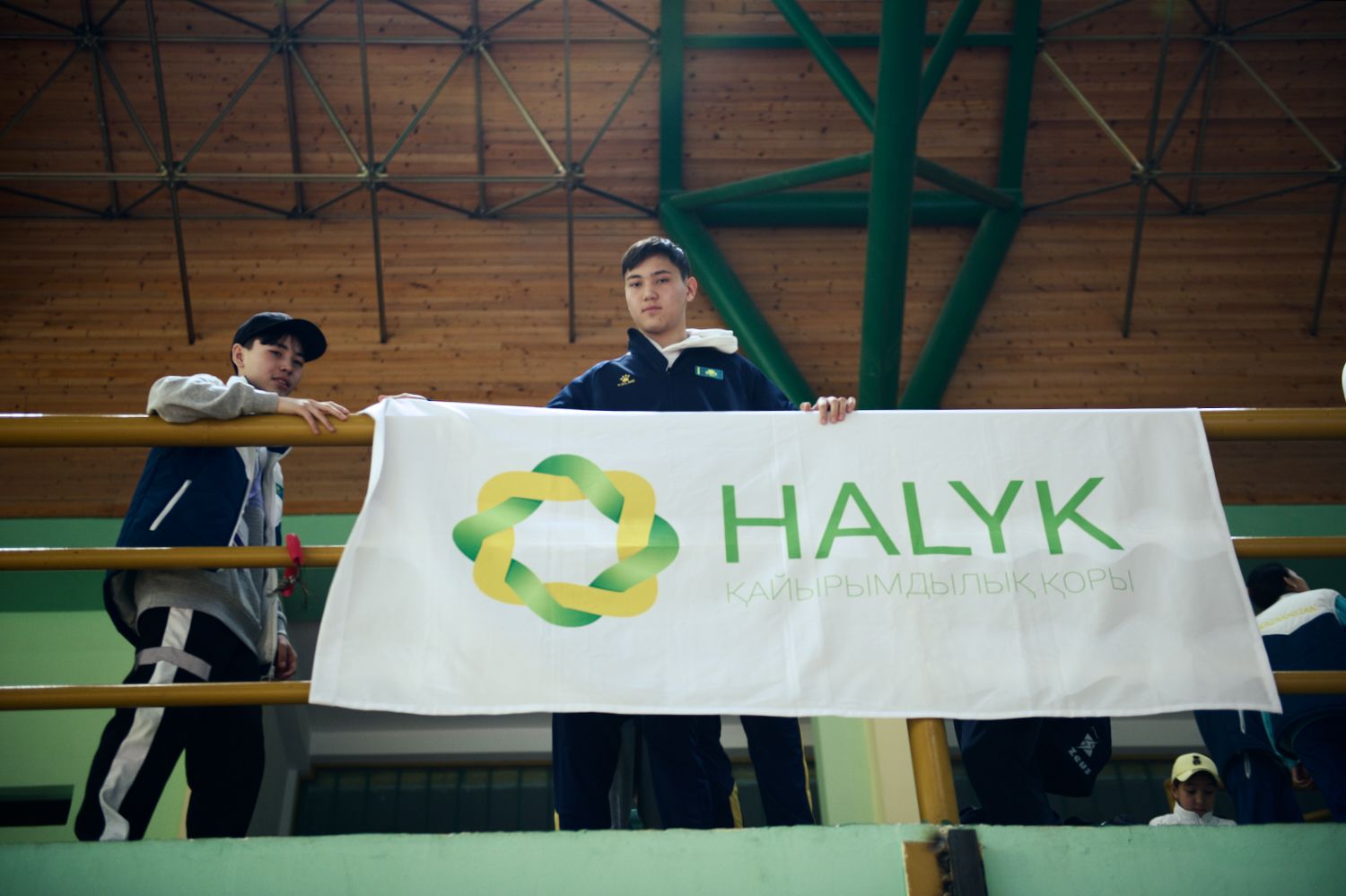 Участник проекта Auyl Sport из сельской местности Казахстана держит медаль и улыбается: путь от аула к чемпионству, Auyl Sport, фонд Halyk, сельские спортсмены, спорт в селе, Казахстан, агросело и спорт, проекты поддержки молодёжи, Тимур Кулибаев