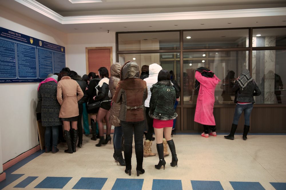 Рейд полиции Алматы по притонам: история девушек, оказавшихся в мире проституции, и взгляд изнутри на теневую сторону города, проституция, Алматы, рейд полиции, общество, женщины, сексуальное рабство, УБОП, Казахстан, Карлыгаш Нуржан, Shanger.kz