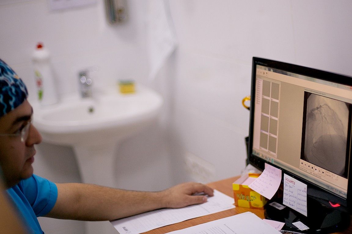 Операция на открытом сердце в клинике Almaty Sema Hospital: команда хирургов и пациент из Кыргызстана проходят сложный путь к восстановлению жизни, кардиохирургия Казахстана, Almaty Sema Hospital, операция на сердце, Казахстан, Жамалдин Болушов, Тансель Туркоглу, Феруз Бабашов, медицина, фоторепортаж, Карла Нур