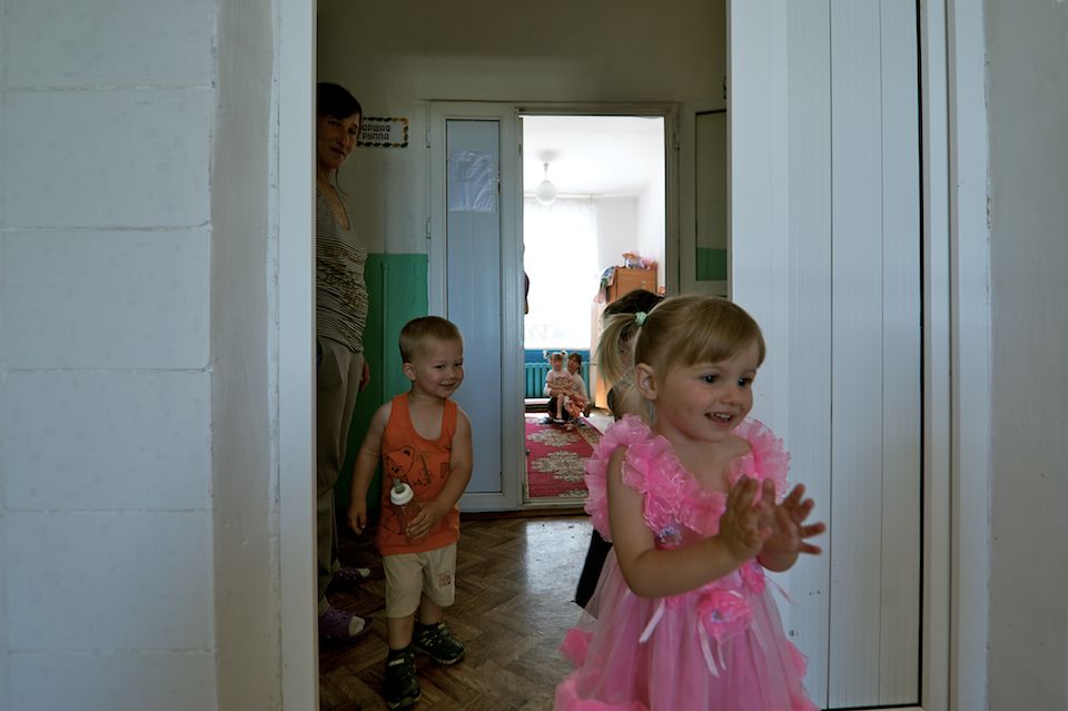 Дети, рождённые в женской колонии, и их матери: жизнь за решёткой, надежда, воспитание и редкие минуты тепла в доме матери и ребёнка, детство, дом матери и ребёнка, женская колония, заключённые матери, Казахстан, судьбы, общество, Карлыгаш Нуржан, Shanger.kz