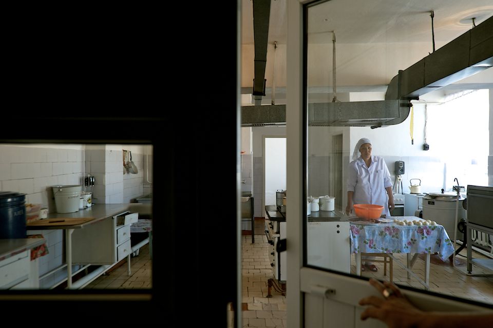 Дети, рождённые в женской колонии, и их матери: жизнь за решёткой, надежда, воспитание и редкие минуты тепла в доме матери и ребёнка, детство, дом матери и ребёнка, женская колония, заключённые матери, Казахстан, судьбы, общество, Карлыгаш Нуржан, Shanger.kz