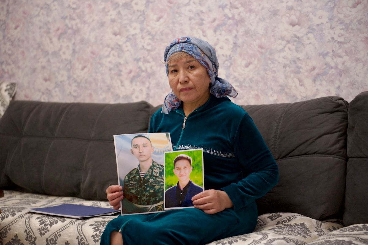 Матери погибших и пострадавших солдат Казахстана на митингах и встречах требуют правды, расследования пыток, дедовщины и реформы армии — фоторепортаж о насилии, нарушениях, военной службе и борьбе за справедливость
