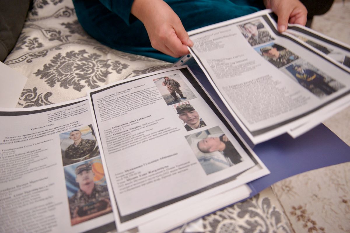 Матери погибших и пострадавших солдат Казахстана на митингах и встречах требуют правды, расследования пыток, дедовщины и реформы армии — фоторепортаж о насилии, нарушениях, военной службе и борьбе за справедливость