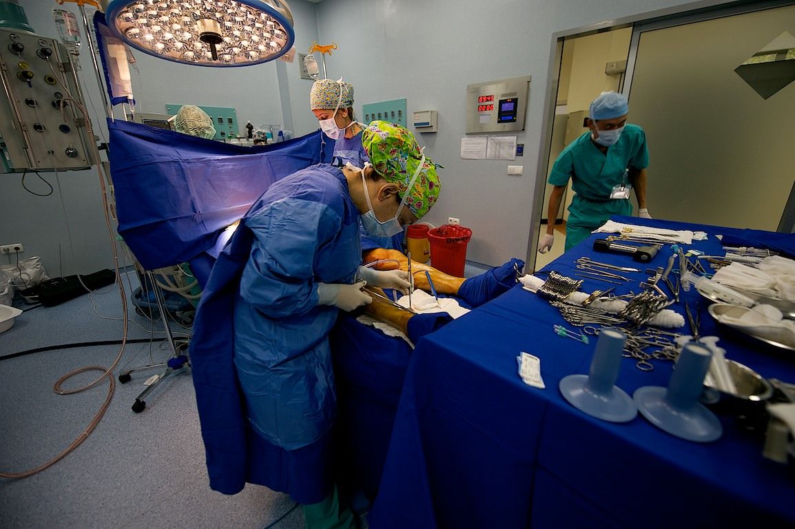 Операция на открытом сердце в клинике Almaty Sema Hospital: команда хирургов и пациент из Кыргызстана проходят сложный путь к восстановлению жизни, кардиохирургия Казахстана, Almaty Sema Hospital, операция на сердце, Казахстан, Жамалдин Болушов, Тансель Туркоглу, Феруз Бабашов, медицина, фоторепортаж, Карла Нур