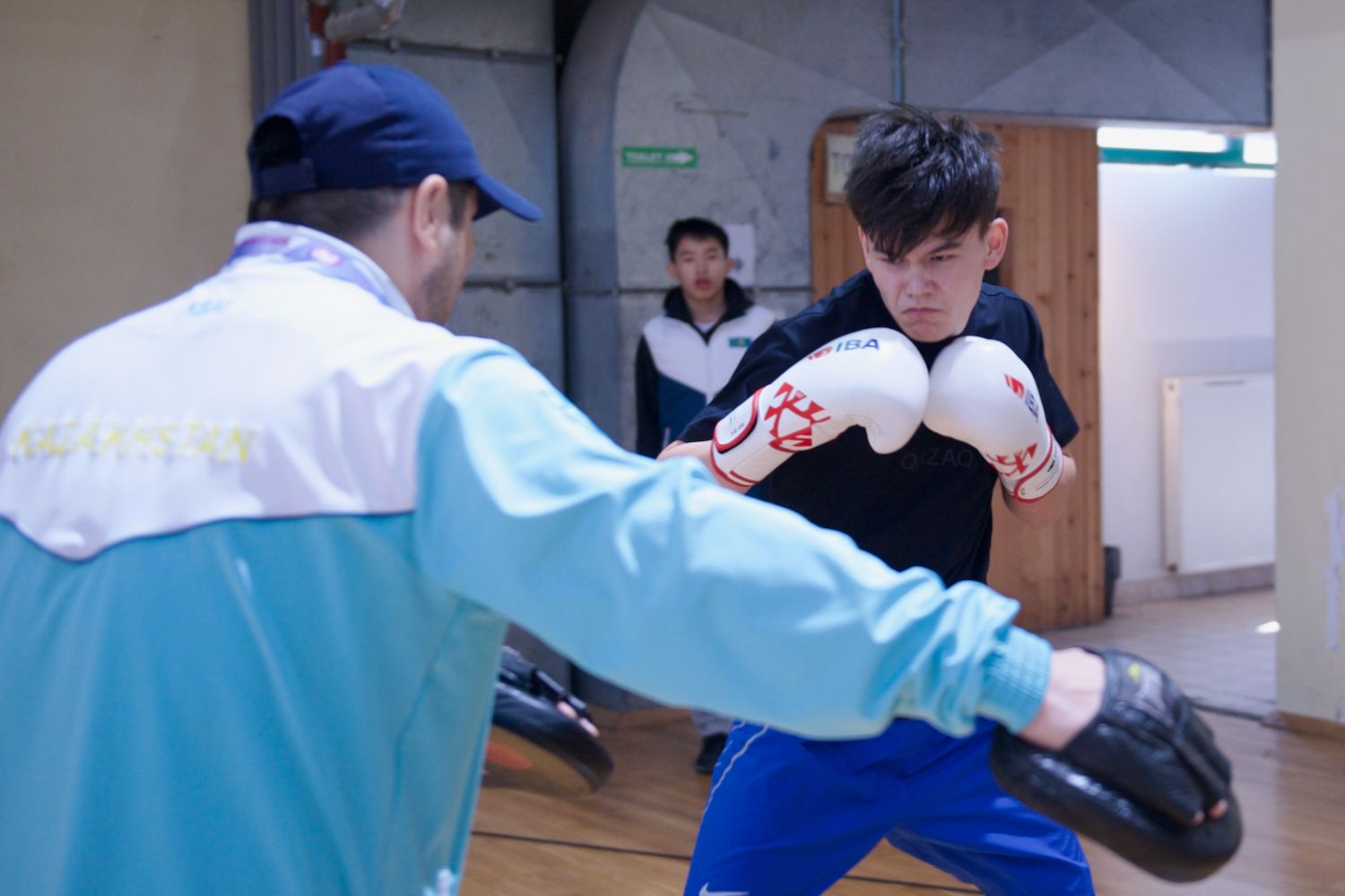 Участник проекта Auyl Sport из сельской местности Казахстана держит медаль и улыбается: путь от аула к чемпионству, Auyl Sport, фонд Halyk, сельские спортсмены, спорт в селе, Казахстан, агросело и спорт, проекты поддержки молодёжи, Тимур Кулибаев