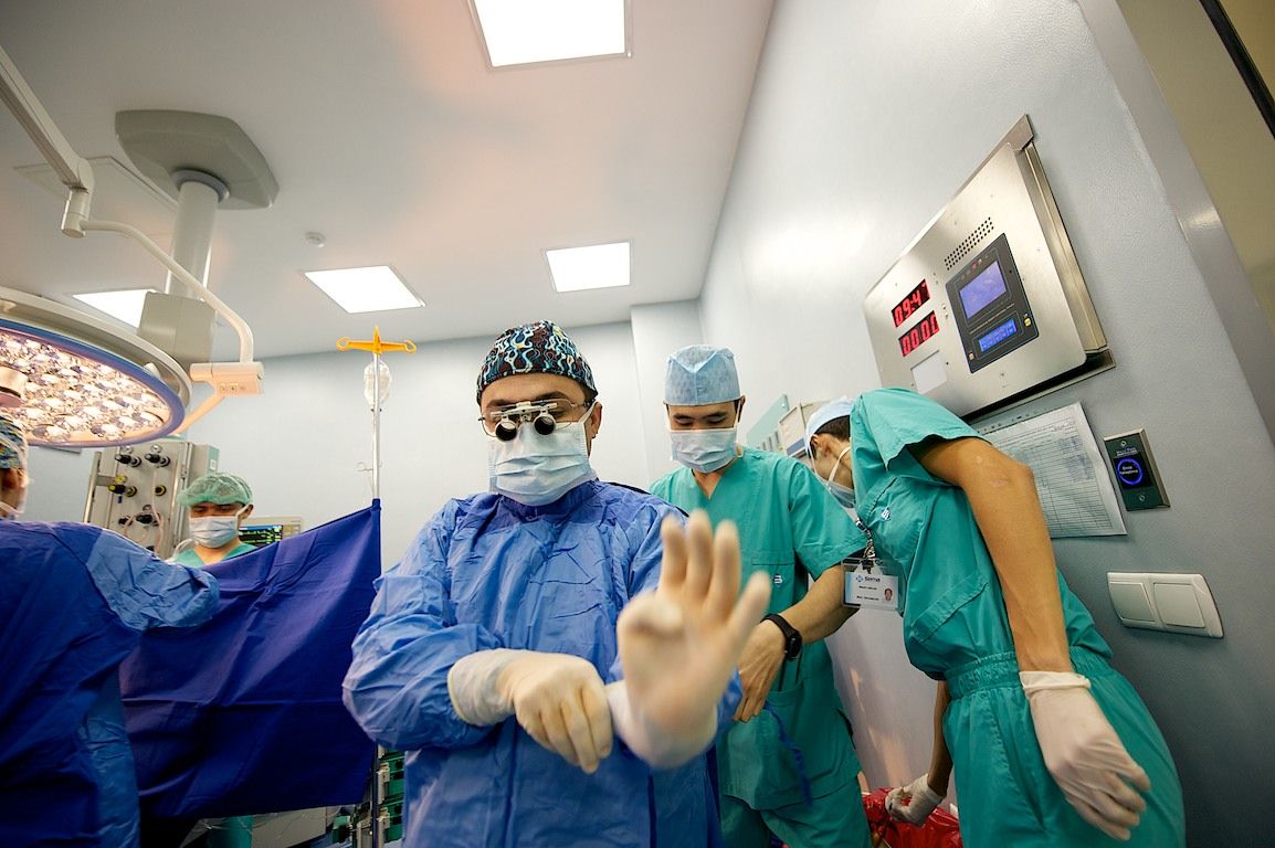 Операция на открытом сердце в клинике Almaty Sema Hospital: команда хирургов и пациент из Кыргызстана проходят сложный путь к восстановлению жизни, кардиохирургия Казахстана, Almaty Sema Hospital, операция на сердце, Казахстан, Жамалдин Болушов, Тансель Туркоглу, Феруз Бабашов, медицина, фоторепортаж, Карла Нур