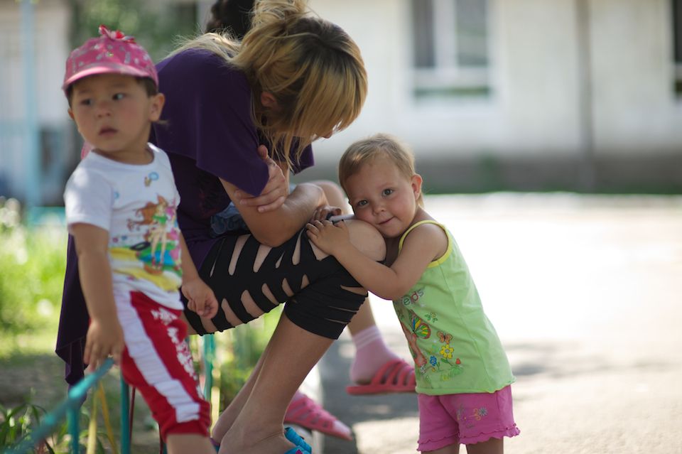 Дети, рождённые в женской колонии, и их матери: жизнь за решёткой, надежда, воспитание и редкие минуты тепла в доме матери и ребёнка, детство, дом матери и ребёнка, женская колония, заключённые матери, Казахстан, судьбы, общество, Карлыгаш Нуржан, Shanger.kz