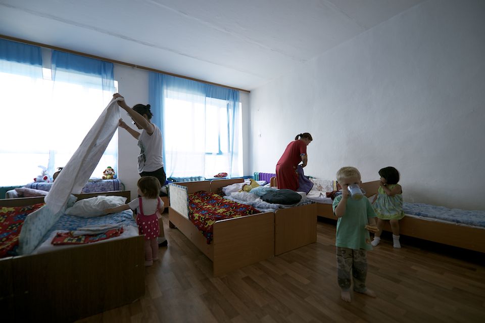 Дети, рождённые в женской колонии, и их матери: жизнь за решёткой, надежда, воспитание и редкие минуты тепла в доме матери и ребёнка, детство, дом матери и ребёнка, женская колония, заключённые матери, Казахстан, судьбы, общество, Карлыгаш Нуржан, Shanger.kz