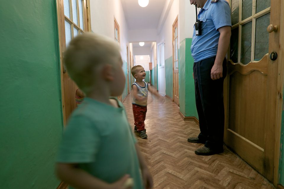 Дети, рождённые в женской колонии, и их матери: жизнь за решёткой, надежда, воспитание и редкие минуты тепла в доме матери и ребёнка, детство, дом матери и ребёнка, женская колония, заключённые матери, Казахстан, судьбы, общество, Карлыгаш Нуржан, Shanger.kz