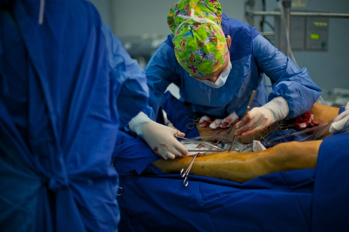 Операция на открытом сердце в клинике Almaty Sema Hospital: команда хирургов и пациент из Кыргызстана проходят сложный путь к восстановлению жизни, кардиохирургия Казахстана, Almaty Sema Hospital, операция на сердце, Казахстан, Жамалдин Болушов, Тансель Туркоглу, Феруз Бабашов, медицина, фоторепортаж, Карла Нур