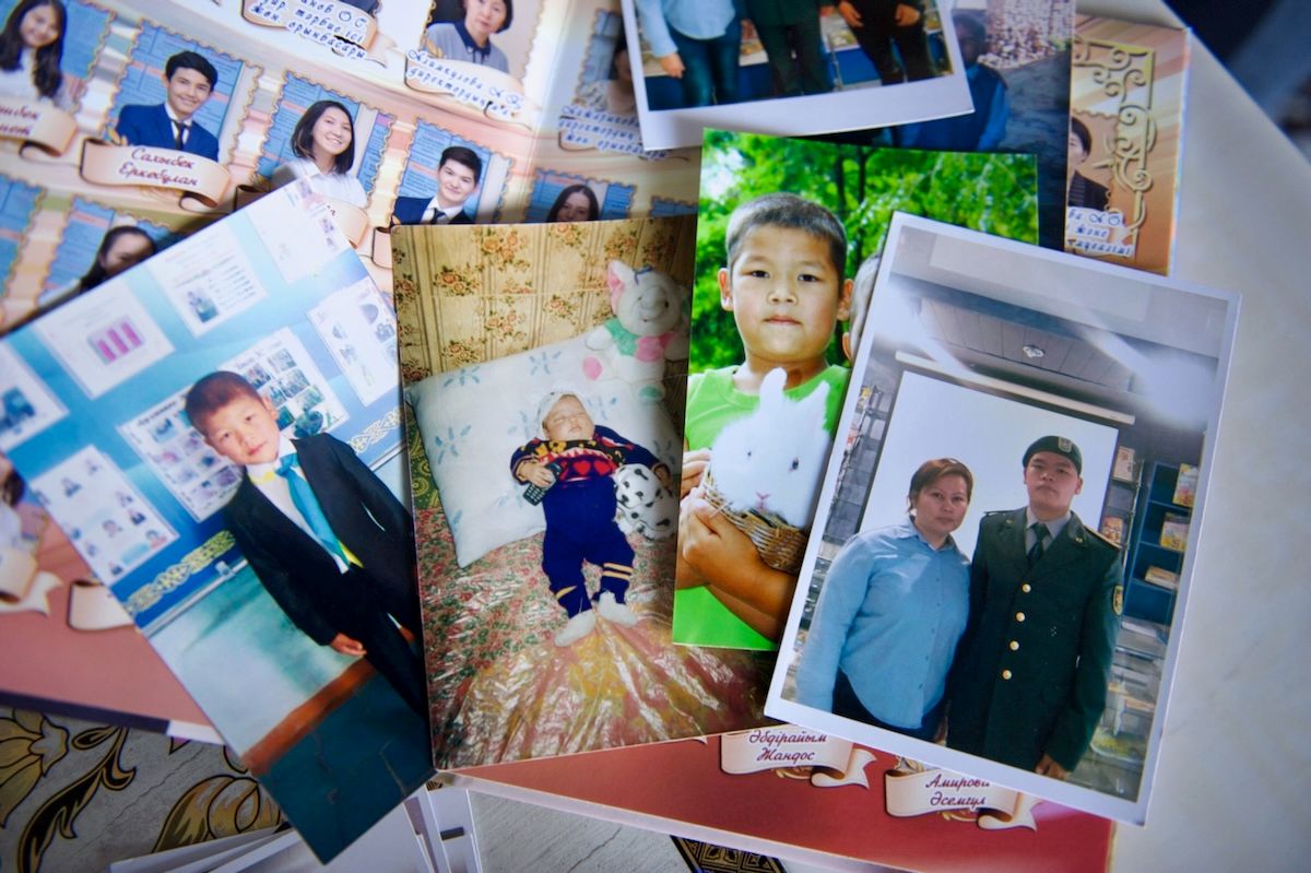 Матери погибших и пострадавших солдат Казахстана на митингах и встречах требуют правды, расследования пыток, дедовщины и реформы армии — фоторепортаж о насилии, нарушениях, военной службе и борьбе за справедливость