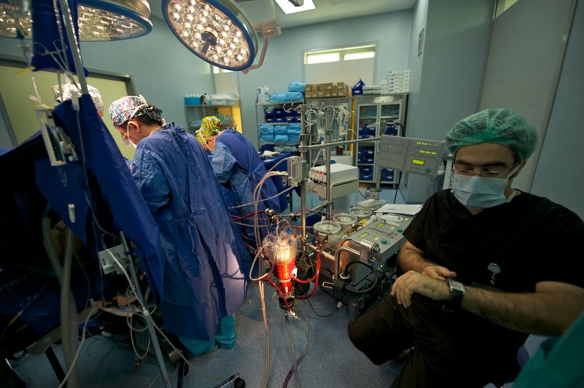 Операция на открытом сердце в клинике Almaty Sema Hospital: команда хирургов и пациент из Кыргызстана проходят сложный путь к восстановлению жизни, кардиохирургия Казахстана, Almaty Sema Hospital, операция на сердце, Казахстан, Жамалдин Болушов, Тансель Туркоглу, Феруз Бабашов, медицина, фоторепортаж, Карла Нур