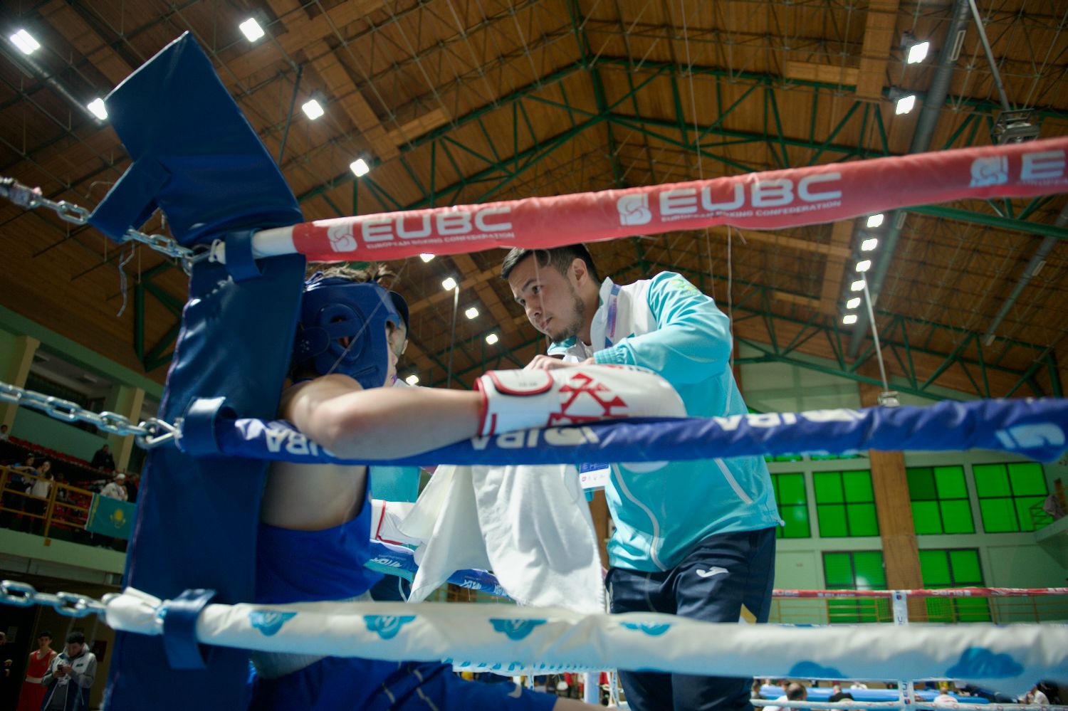 Участник проекта Auyl Sport из сельской местности Казахстана держит медаль и улыбается: путь от аула к чемпионству, Auyl Sport, фонд Halyk, сельские спортсмены, спорт в селе, Казахстан, агросело и спорт, проекты поддержки молодёжи, Тимур Кулибаев