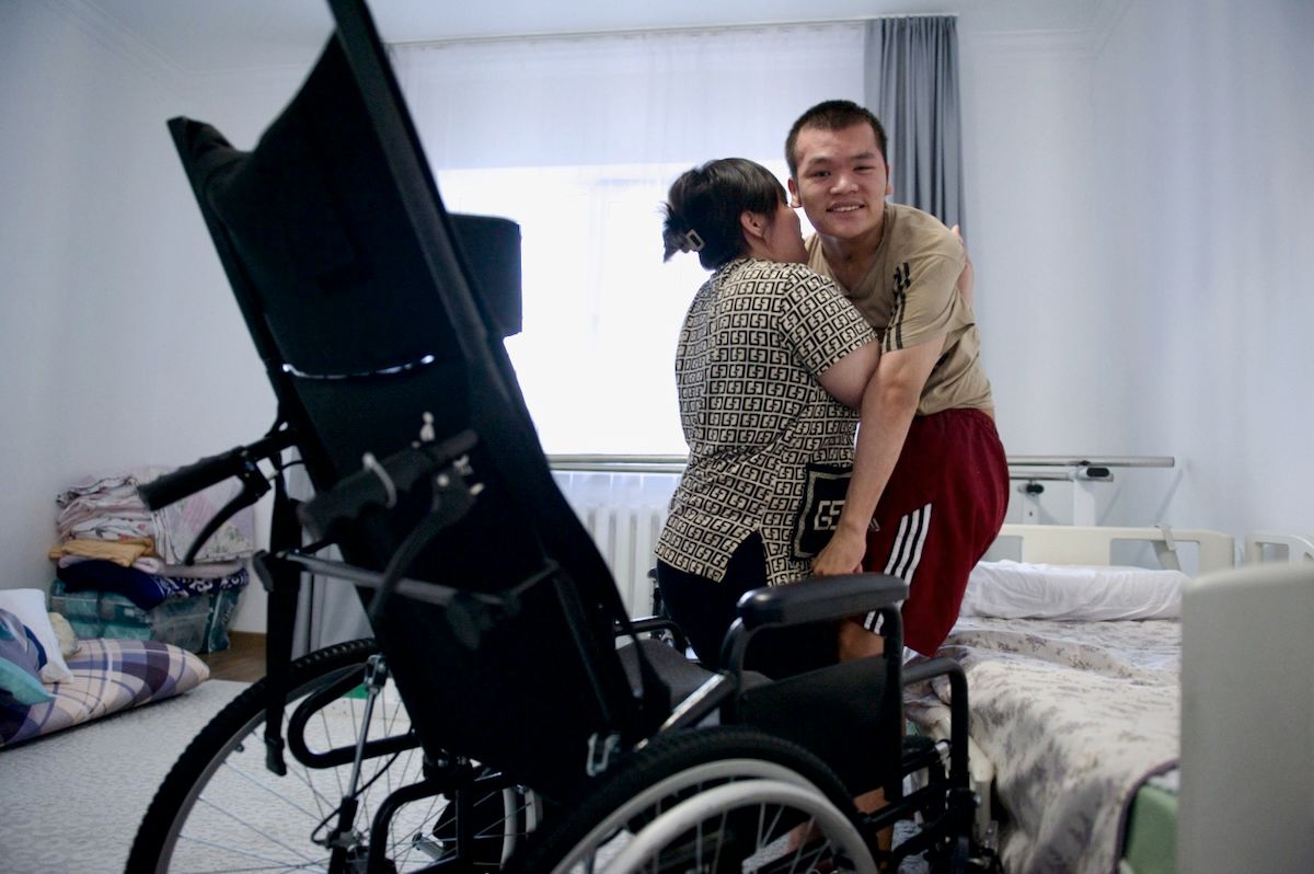 Матери погибших и пострадавших солдат Казахстана на митингах и встречах требуют правды, расследования пыток, дедовщины и реформы армии — фоторепортаж о насилии, нарушениях, военной службе и борьбе за справедливость