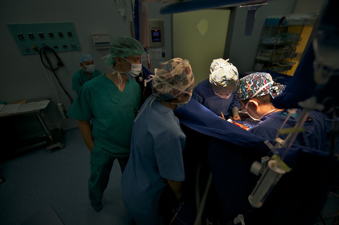 Операция на открытом сердце в клинике Almaty Sema Hospital: команда хирургов и пациент из Кыргызстана проходят сложный путь к восстановлению жизни, кардиохирургия Казахстана, Almaty Sema Hospital, операция на сердце, Казахстан, Жамалдин Болушов, Тансель Туркоглу, Феруз Бабашов, медицина, фоторепортаж, Карла Нур