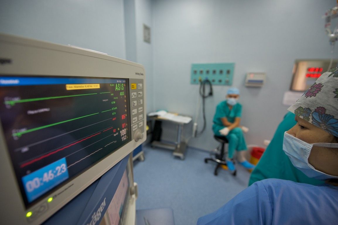 Операция на открытом сердце в клинике Almaty Sema Hospital: команда хирургов и пациент из Кыргызстана проходят сложный путь к восстановлению жизни, кардиохирургия Казахстана, Almaty Sema Hospital, операция на сердце, Казахстан, Жамалдин Болушов, Тансель Туркоглу, Феруз Бабашов, медицина, фоторепортаж, Карла Нур